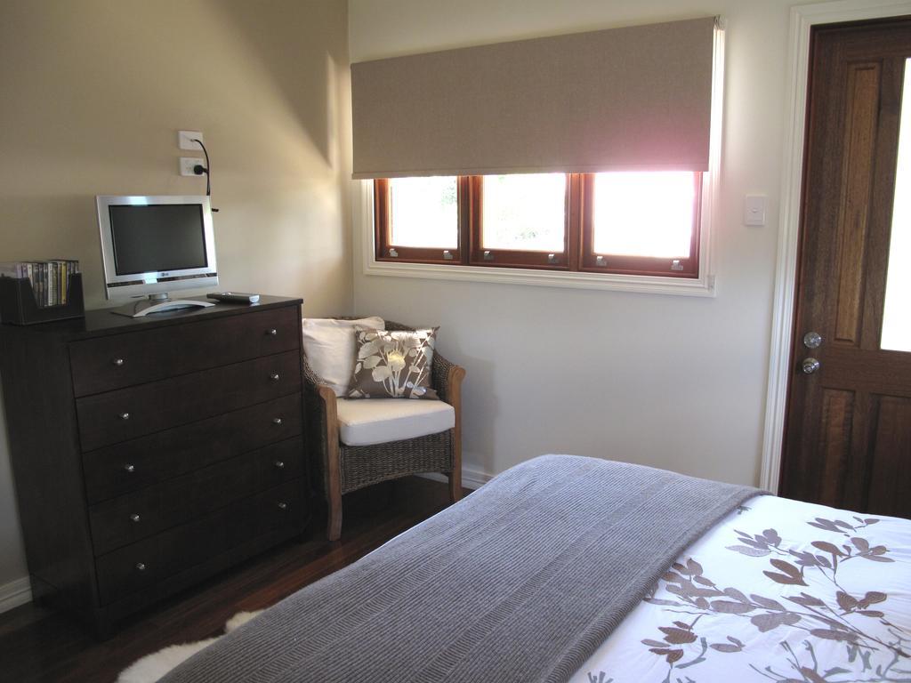 Jacaranda Creek Farmstay & B&B Sunshine Coast Room photo