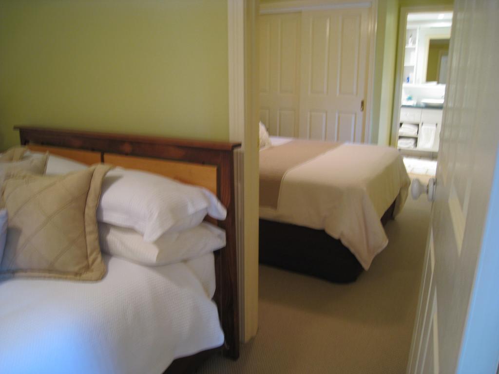 Jacaranda Creek Farmstay & B&B Sunshine Coast Room photo