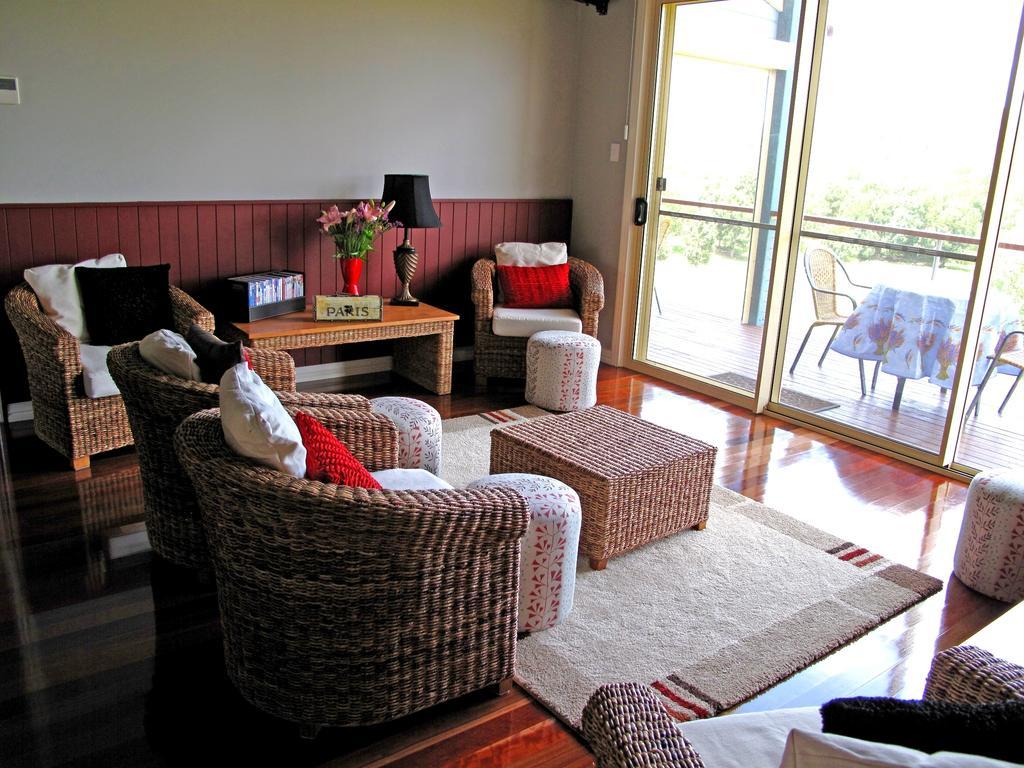 Jacaranda Creek Farmstay & B&B Sunshine Coast Room photo