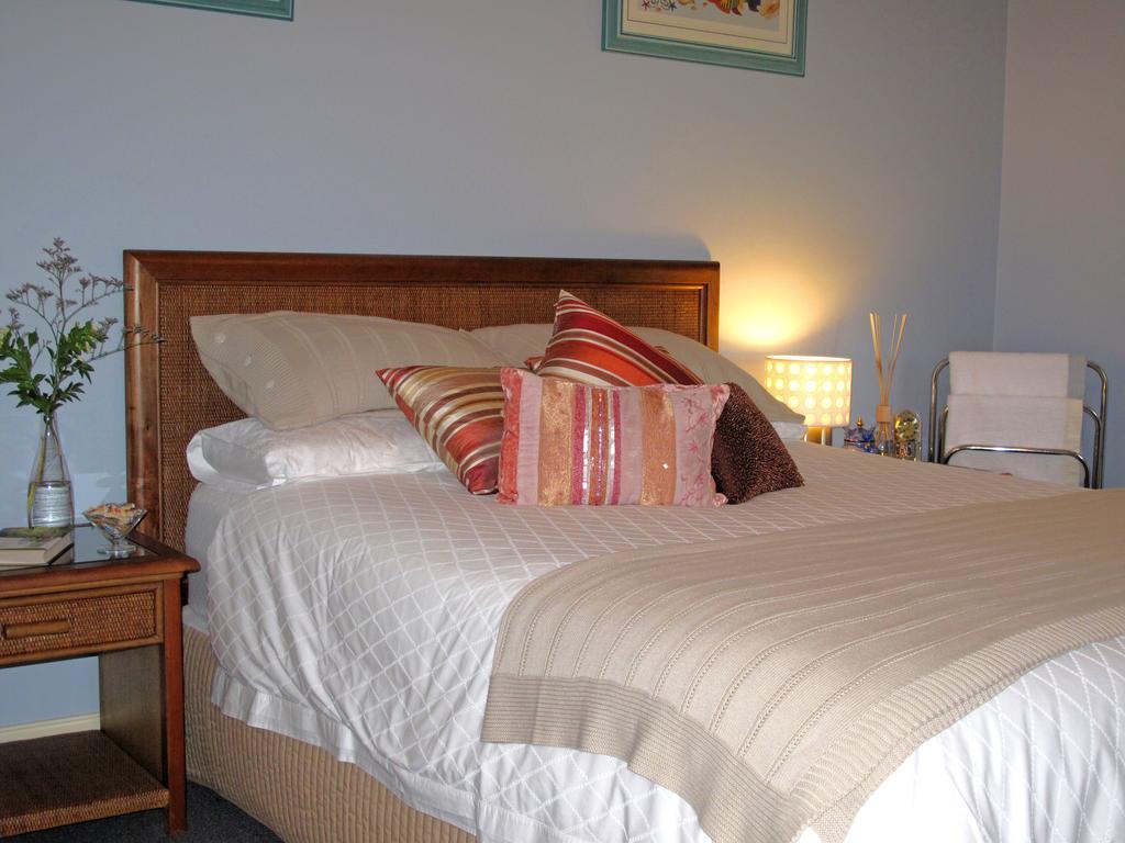 Jacaranda Creek Farmstay & B&B Sunshine Coast Room photo