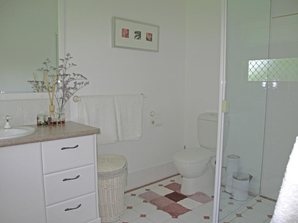 Jacaranda Creek Farmstay & B&B Sunshine Coast Room photo