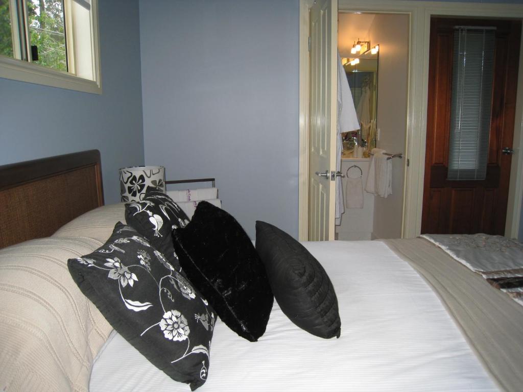 Jacaranda Creek Farmstay & B&B Sunshine Coast Room photo