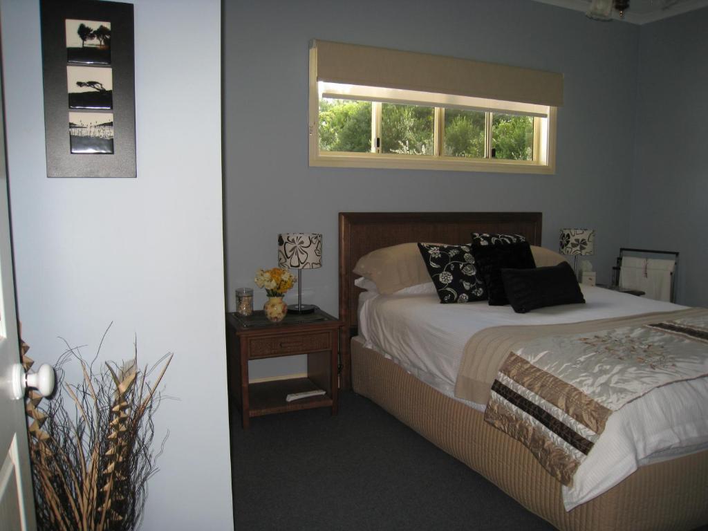 Jacaranda Creek Farmstay & B&B Sunshine Coast Room photo